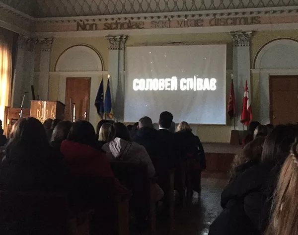 Кінодокумент про наболіле: перегляд фільму «Соловей співає. Доки голос має»