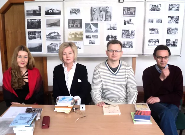 Скільки буде 2 + 2?