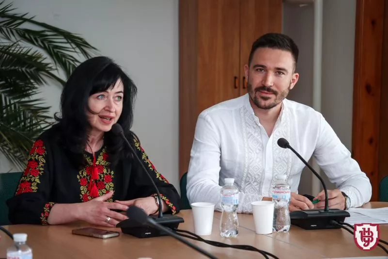 круглий стіл