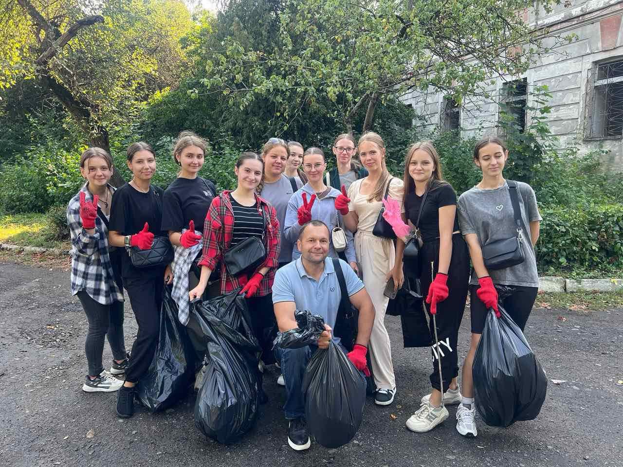 Студенти ВНУ імені Лесі Українки долучилися до Всесвітнього дня прибирання