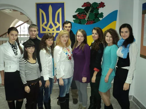 На фото (зліва направо): Олеся Калинюшко, Юлія Мозолюк, Юрій Горбач, Тетяна Гроголь, Надія Білевич, Володимир Грисюк, Анастасія Передрій, Анна Бідун, Владислава Жорняк, Тетяна Христюк