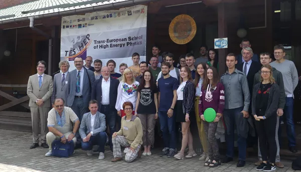 Робота 13-ої Трансєвропейської школи з фізики високих енергій (TESHEP)