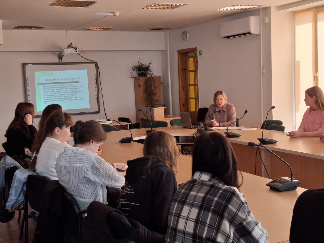 У межах Тижня академічної доброчесності в бібліотеці нашого Університету відбувся інформаційний захід із елементами воркшопу, присвячений стандартам бібліографічного оформлення. Спікеркою виступила завідувачка інформаційно-бібліографічного відділу бібліотеки Лариса Бондар. Мета заходу полягала в ознайомленні здобувачів освіти та науково-педагогічних працівників із сучасними вимогами академічної доброчесності й особливостями правильного оформлення джерел у наукових роботах. Учасники отримали корисні поради щ