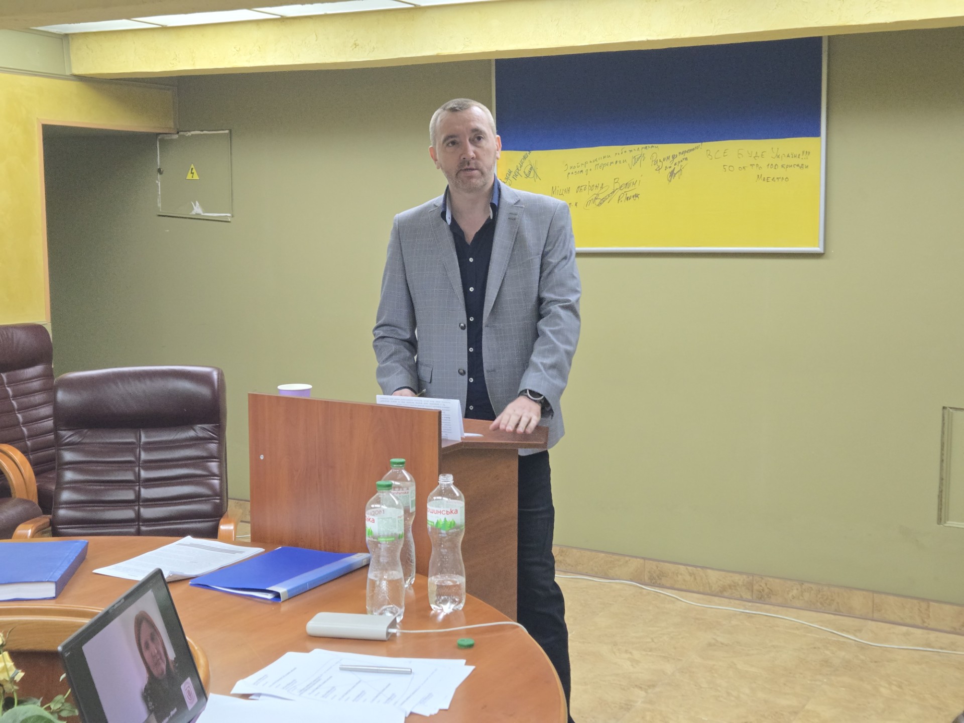 Аспірант кафедри економіки і торгівлі Олександр Шабала захистив  дисертаційну роботу