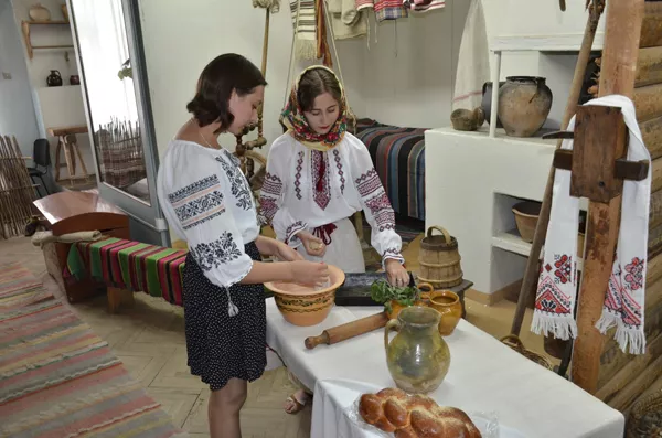 У Волинському краєзнавчому музеї студенти-музейники до Трійці провели навчальну екскурсію