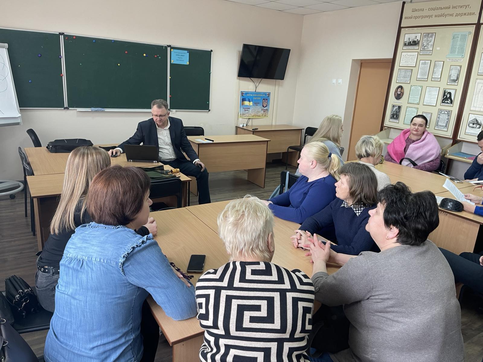 24 березня 2025 року на базі Луцького навчально-реабілітаційного центру відбулася розширена педагогічна нарада «Психологічні аспекти сучасного уроку». Захід об’єднав педагогів-практиків і психологів-науковців, які обговорили сучасні виклики та можливості у сфері освіти. Педагоги Луцького навчально-реабілітаційного центру, викладачі кафедри педагогічної та вікової психології Волинського національного університету імені Лесі Українки й Волинського інституту післядипломної педагогічної освіти у ракурсі міждисц