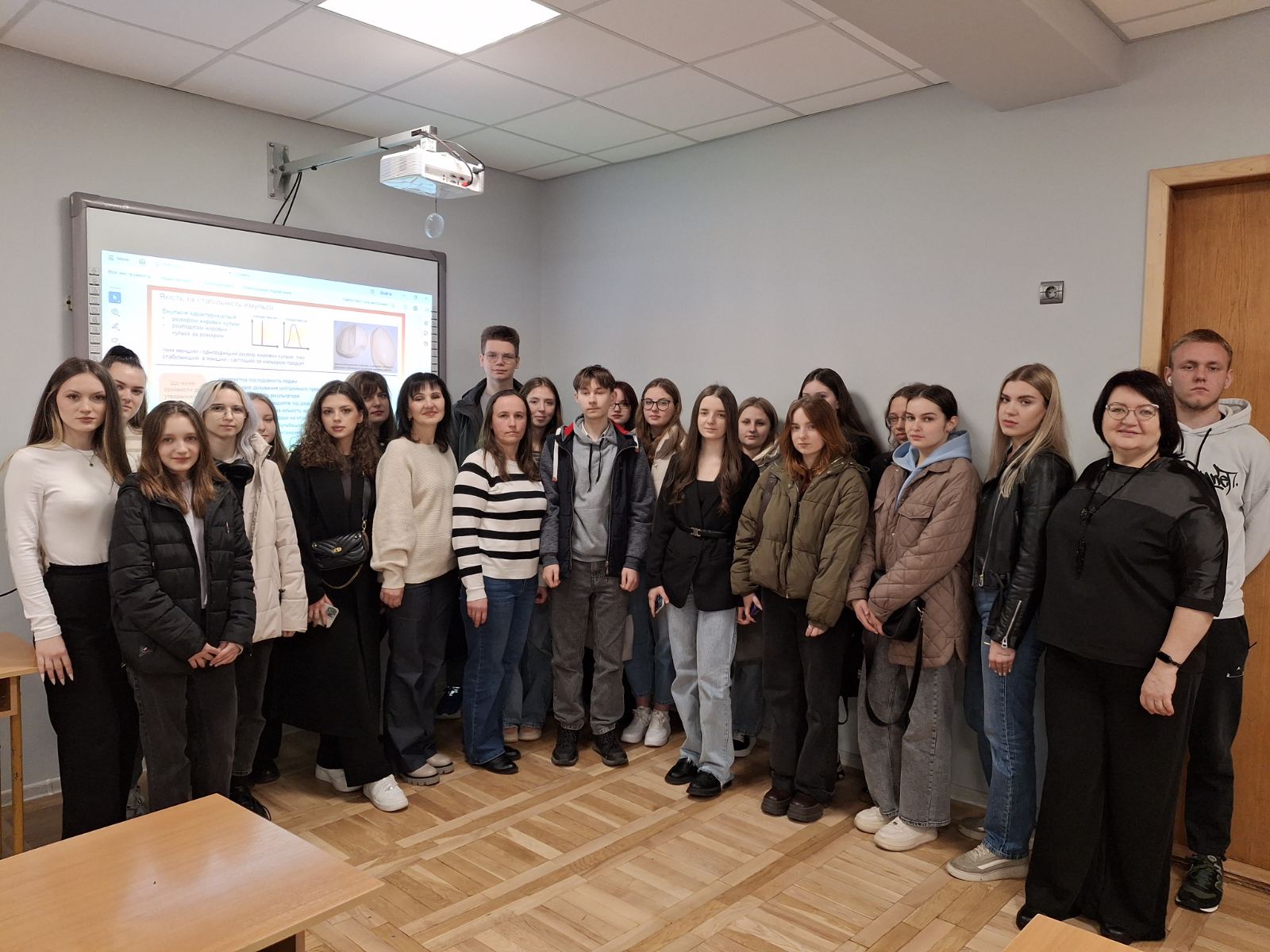 У межах проведення щорічного Форуму кар’єри й тижня факультету хімії та екології завітала в гості Тетяна Струцюк, керівник групи з розвитку нових продуктів ПрАТ «Волиньхолдинг» із презентацією на тему «Технологічні аспекти виготовлення емульгованих продуктів». Здобувачі освіти мали унікальну можливість поспілкуватися з експерткою в галузі харчових технологій. Пані Тетяна розповіла про процес створення майонезів, соусів й інших емульгованих продуктів, а також про значення емульгаторів для їхньої стабільності