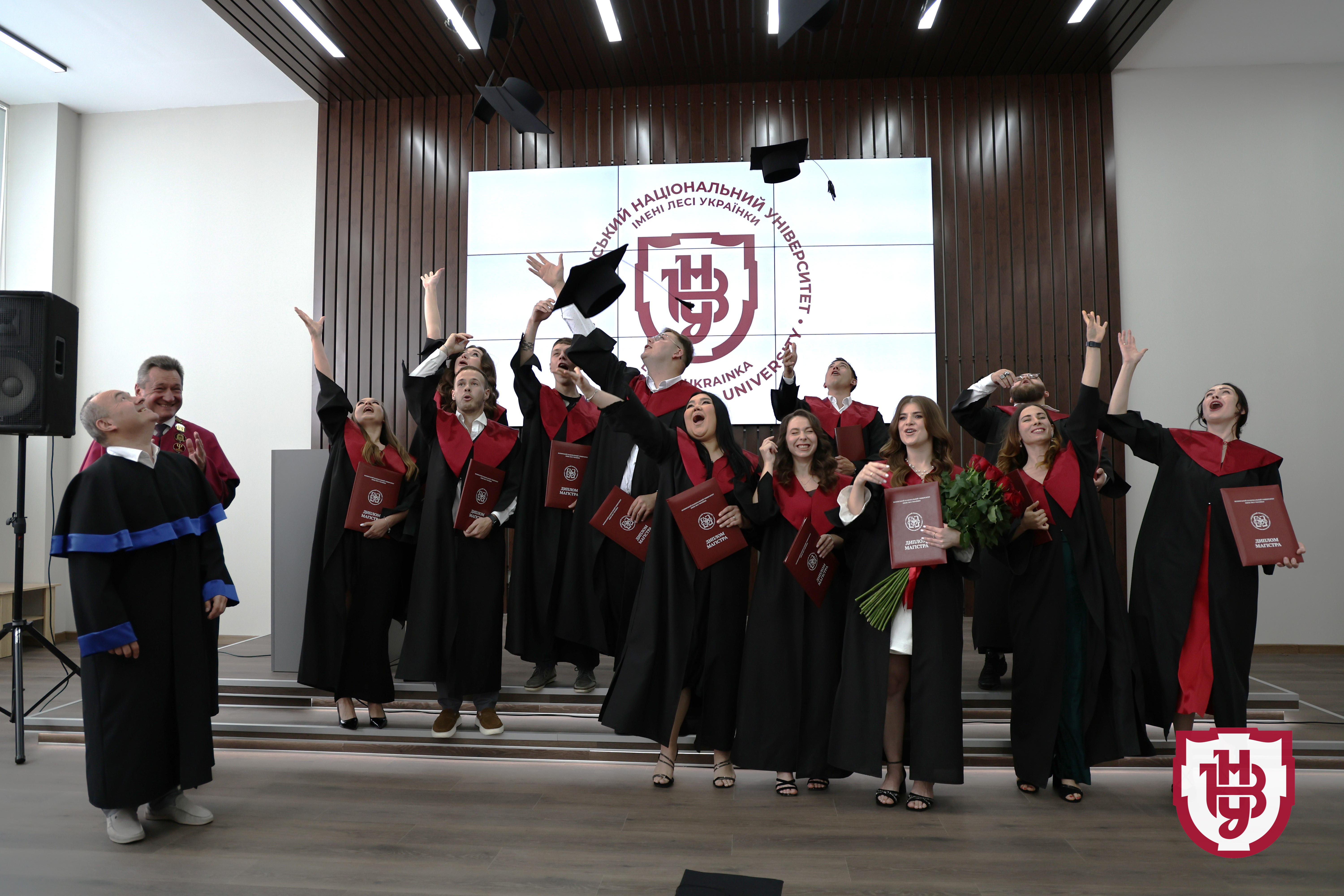 Університет імені Лесі Українки випустив перших магістрів-медиків