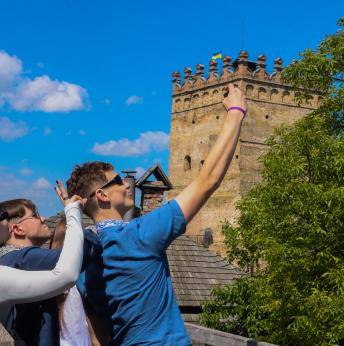 Аукціон, фотосесії та флешмоби: Лесині люди відзначили день вишиванки у замку Любарта
