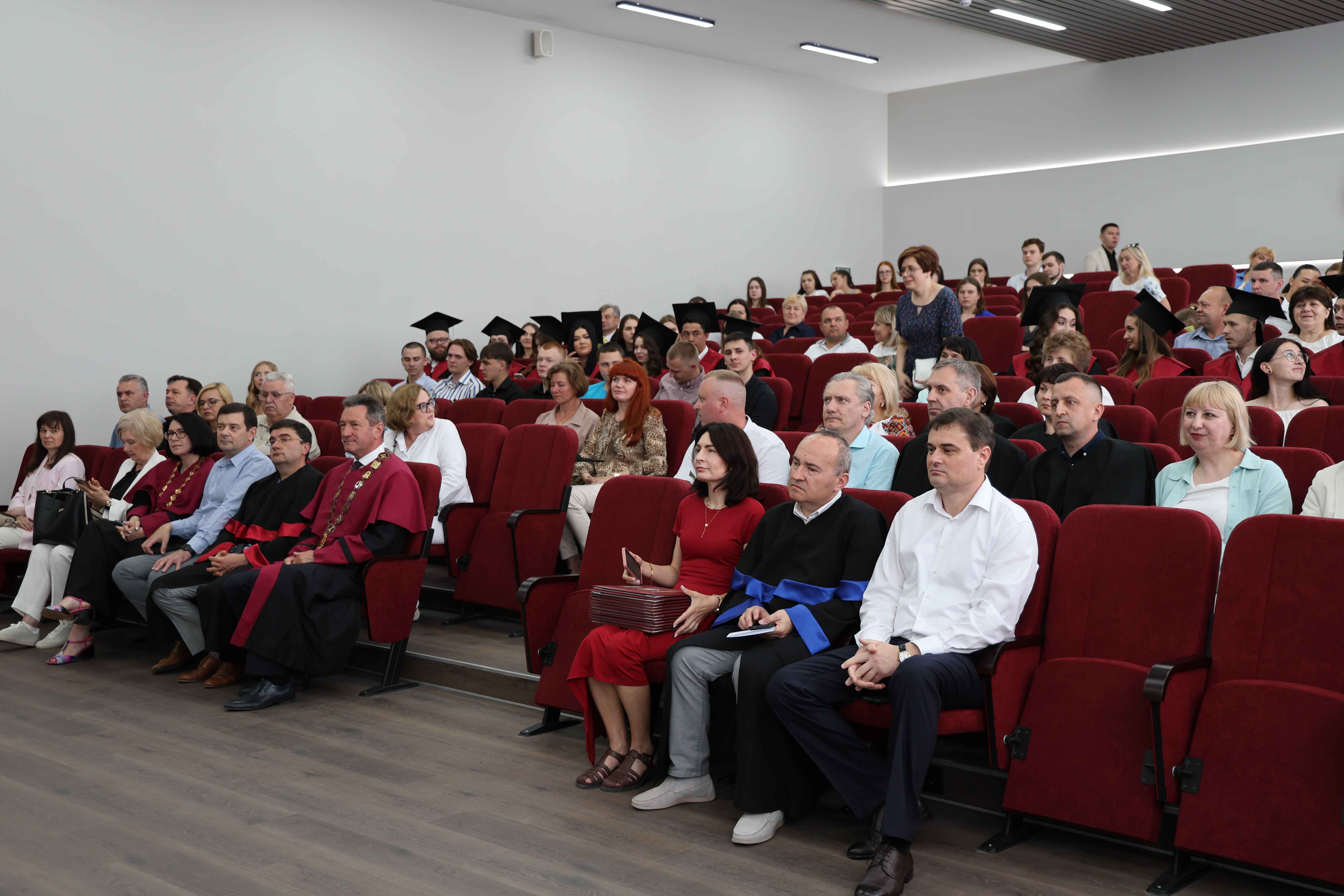 Університет імені Лесі Українки випустив перших магістрів-медиків