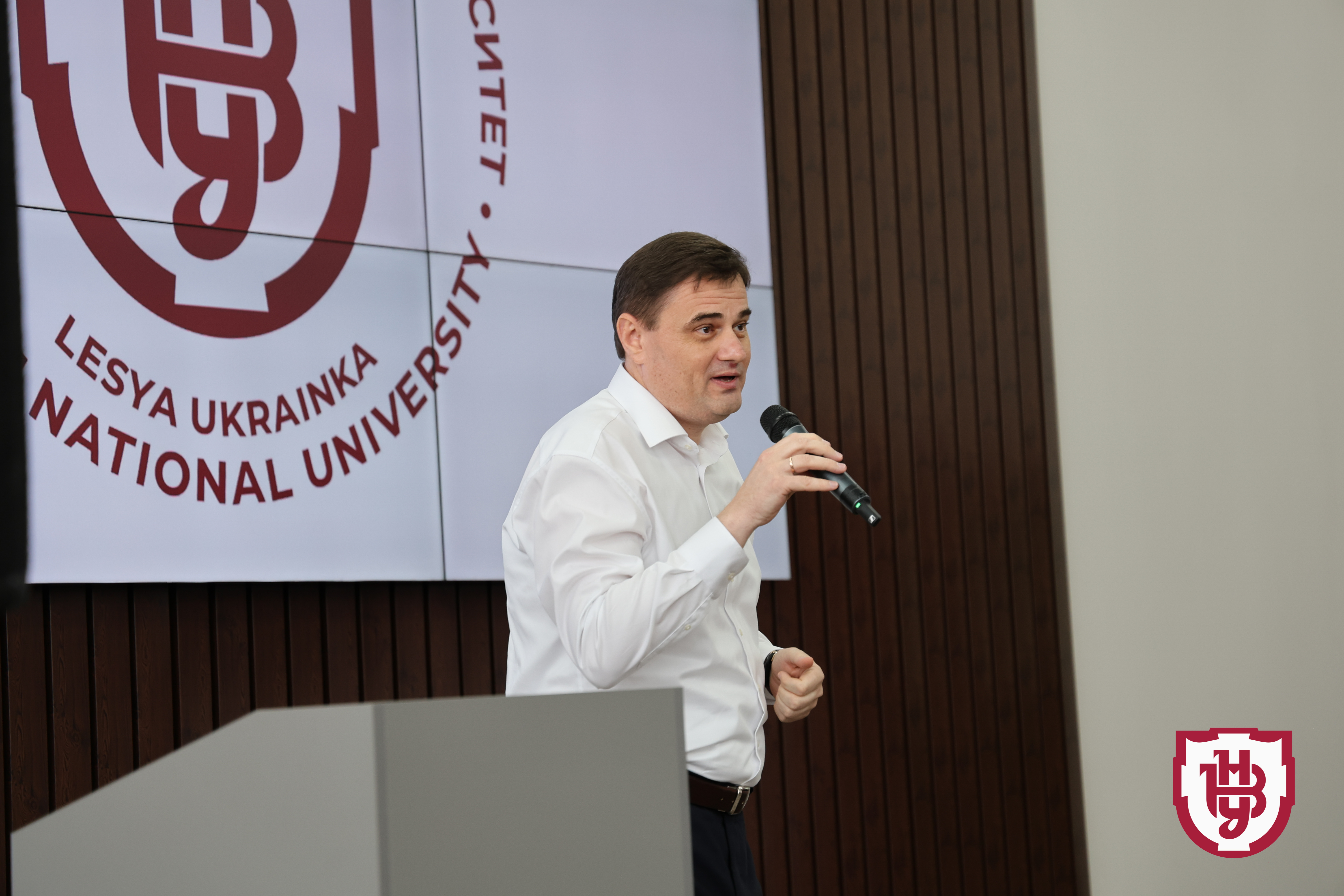 Університет імені Лесі Українки випустив перших магістрів-медиків