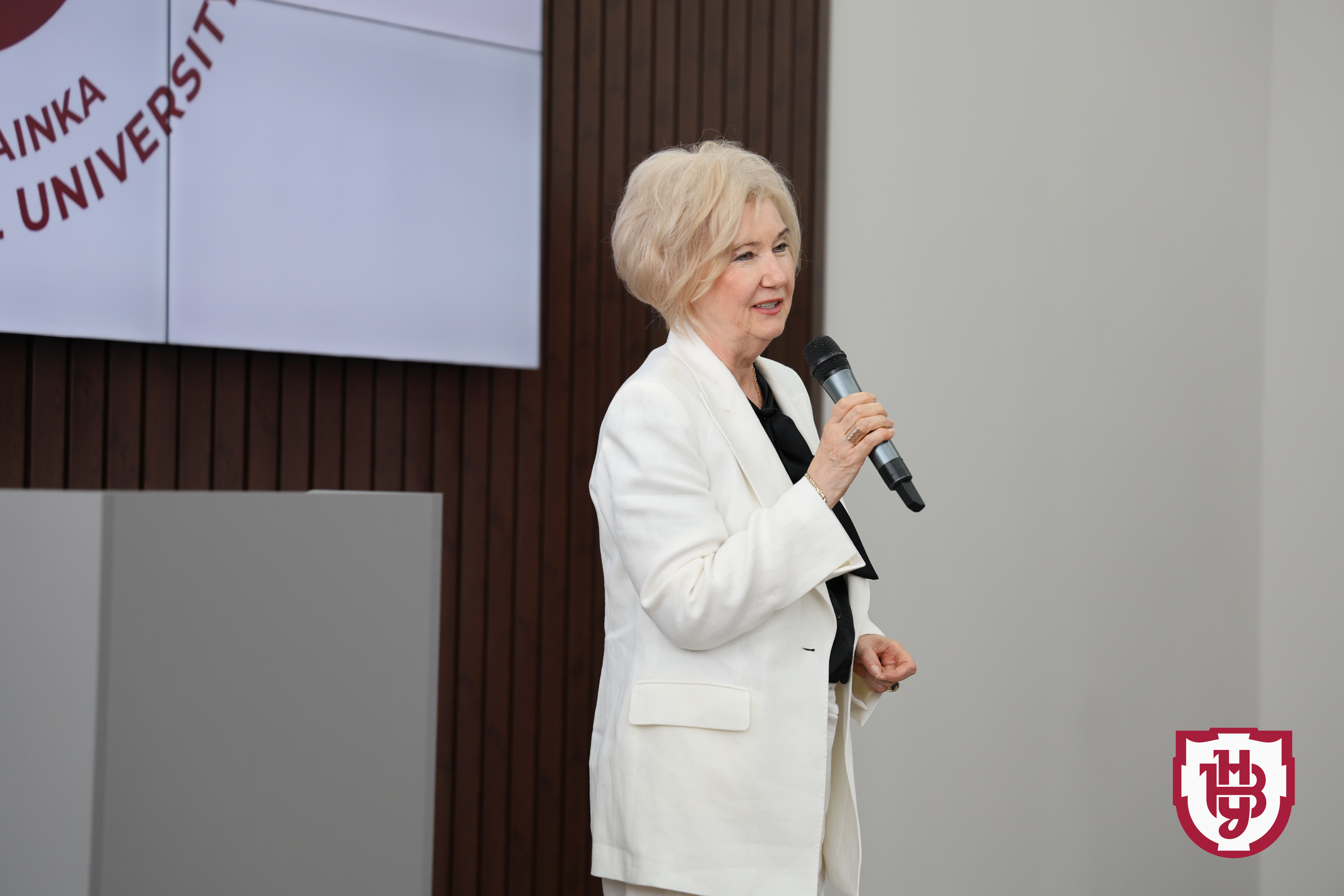 Університет імені Лесі Українки випустив перших магістрів-медиків