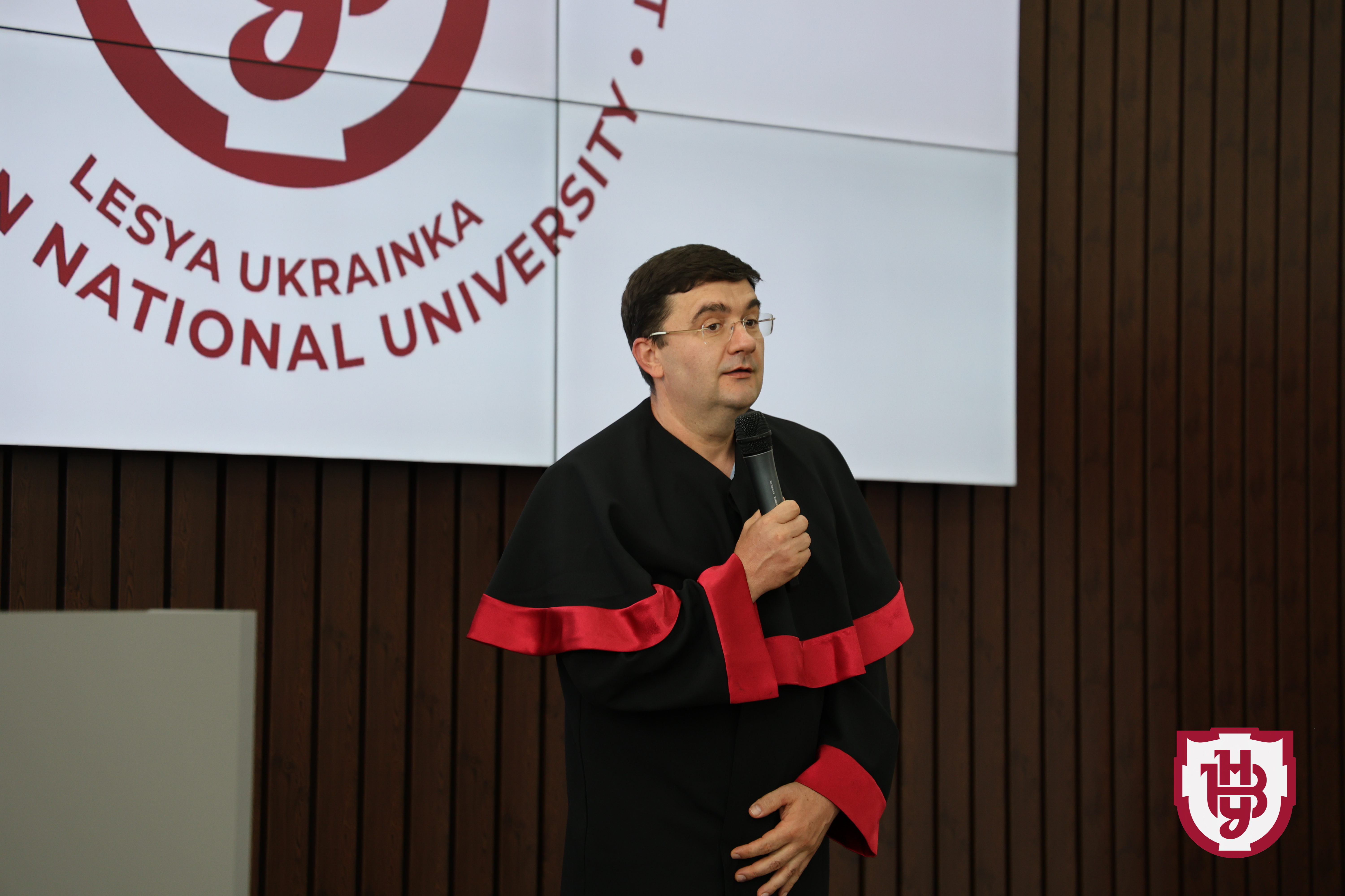 Університет імені Лесі Українки випустив перших магістрів-медиків