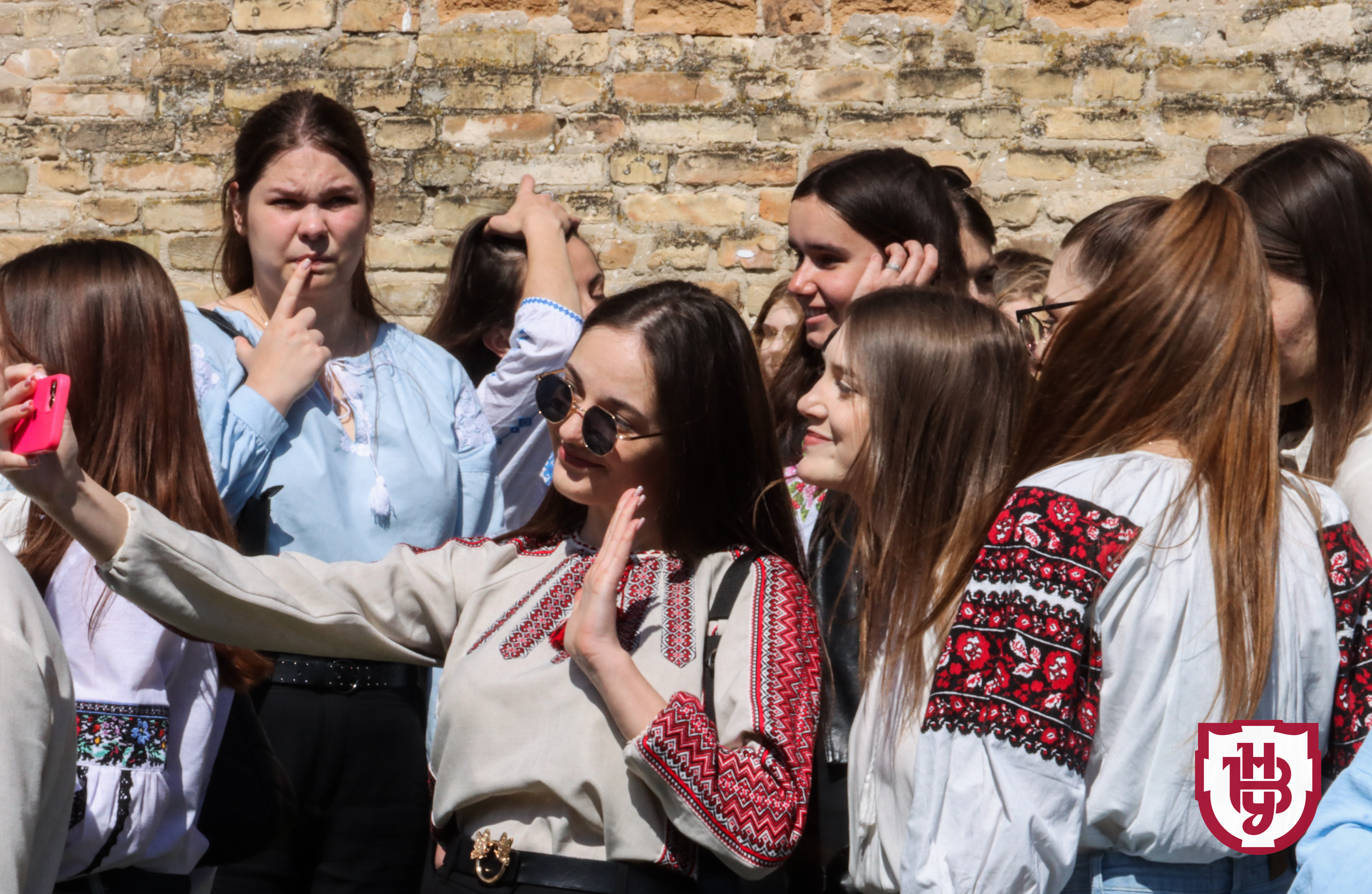 Аукціон, фотосесії та флешмоби: Лесині люди відзначили день вишиванки у замку Любарта