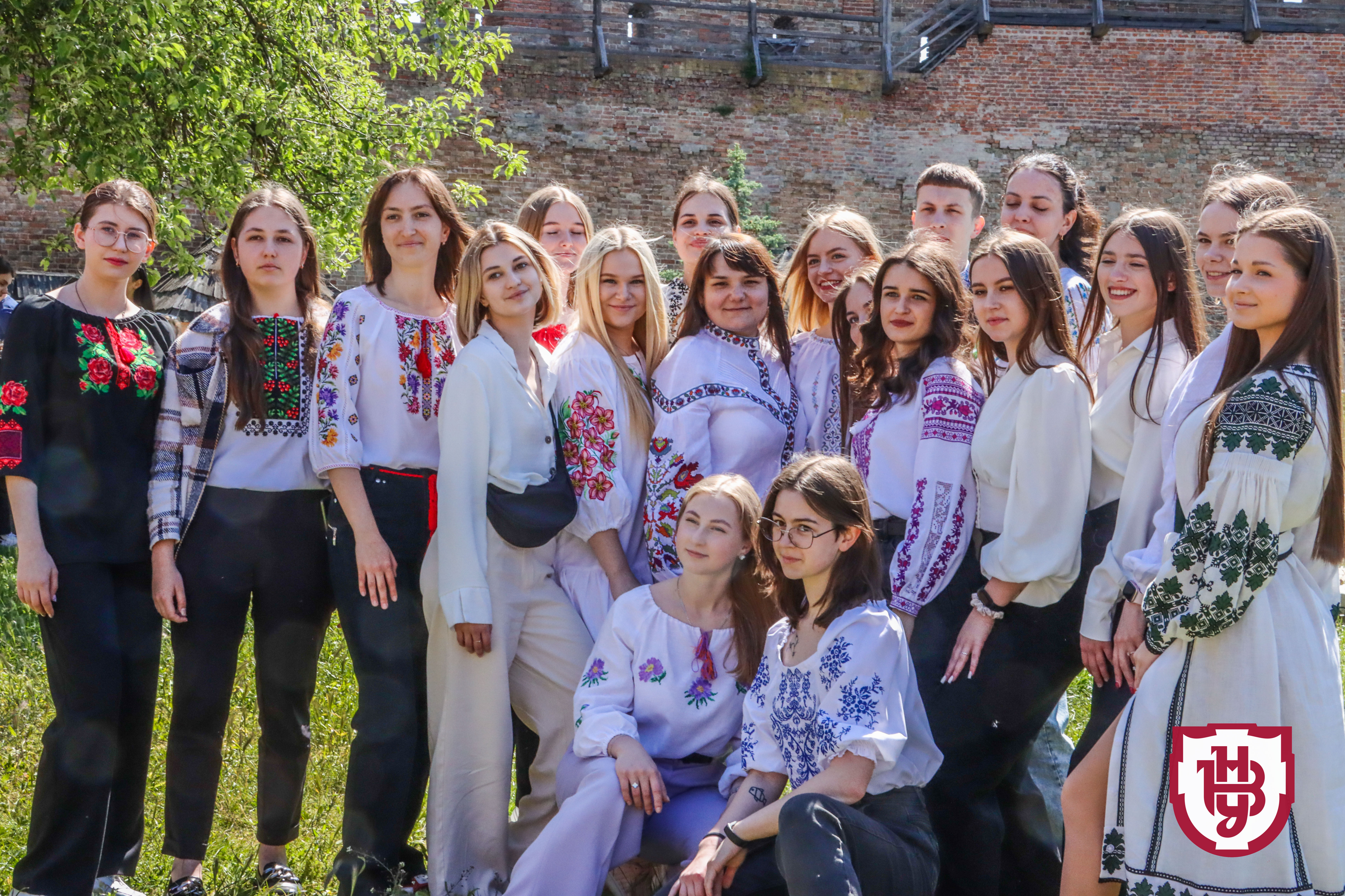 Аукціон, фотосесії та флешмоби: Лесині люди відзначили день вишиванки у замку Любарта