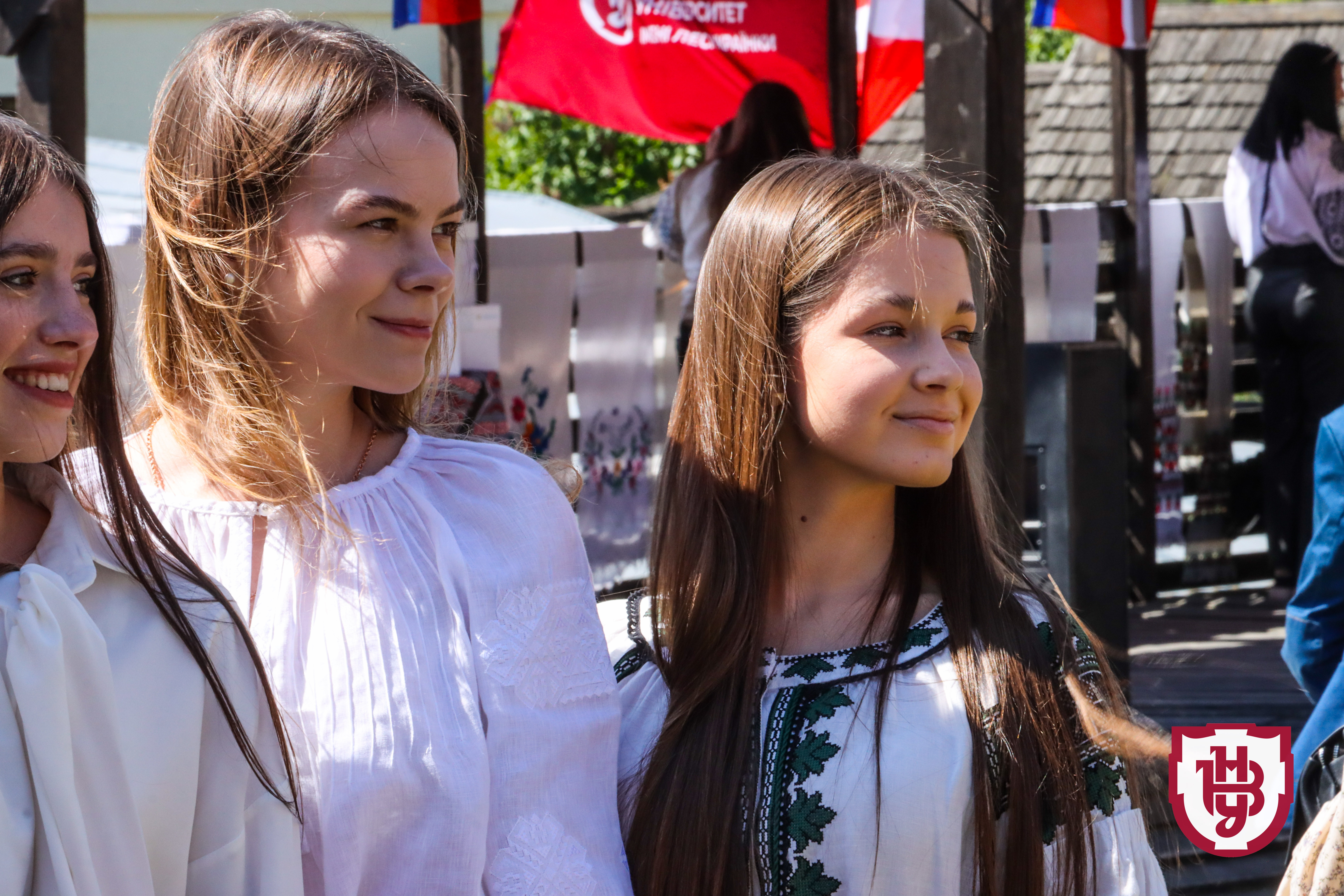 Аукціон, фотосесії та флешмоби: Лесині люди відзначили день вишиванки у замку Любарта