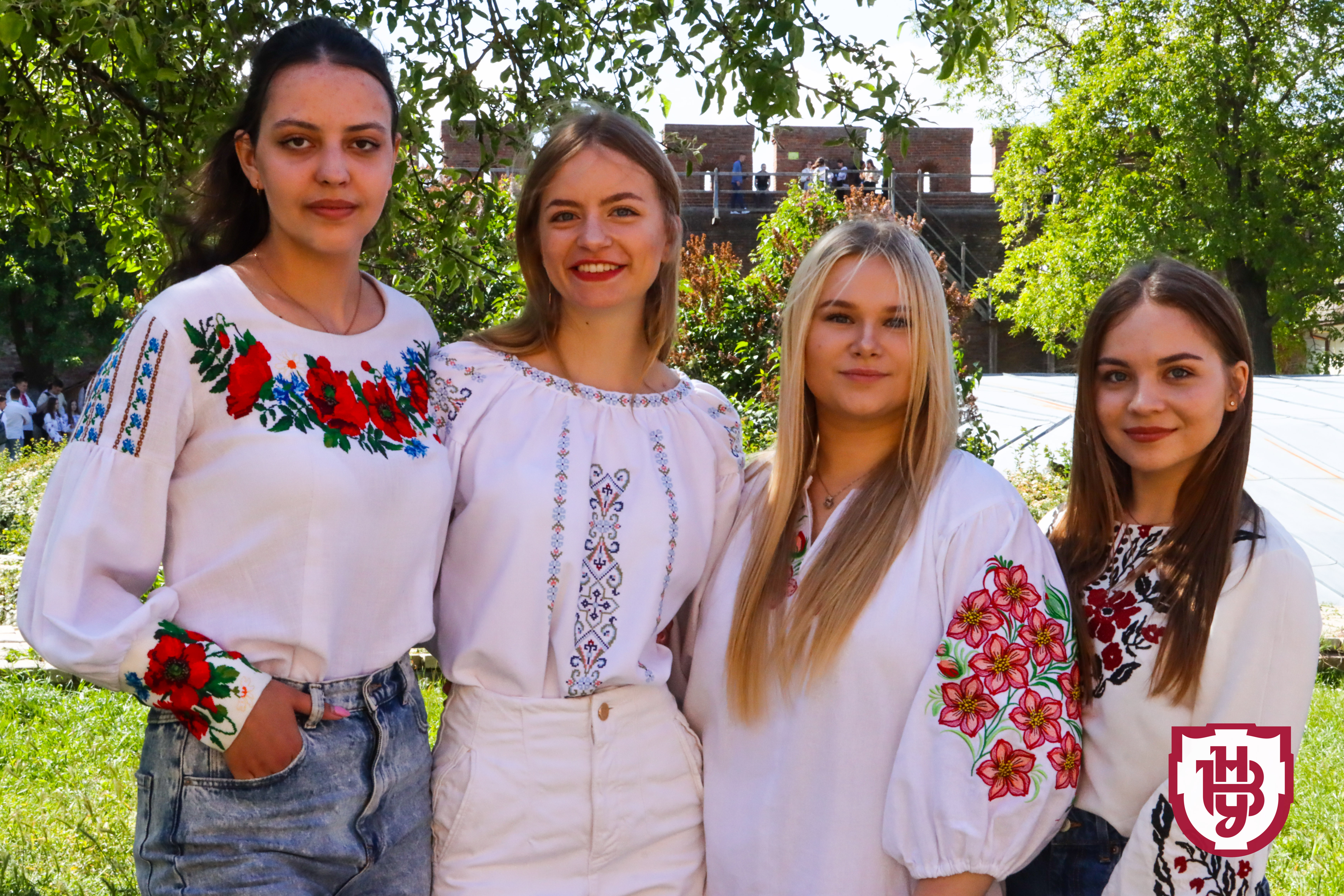 Аукціон, фотосесії та флешмоби: Лесині люди відзначили день вишиванки у замку Любарта