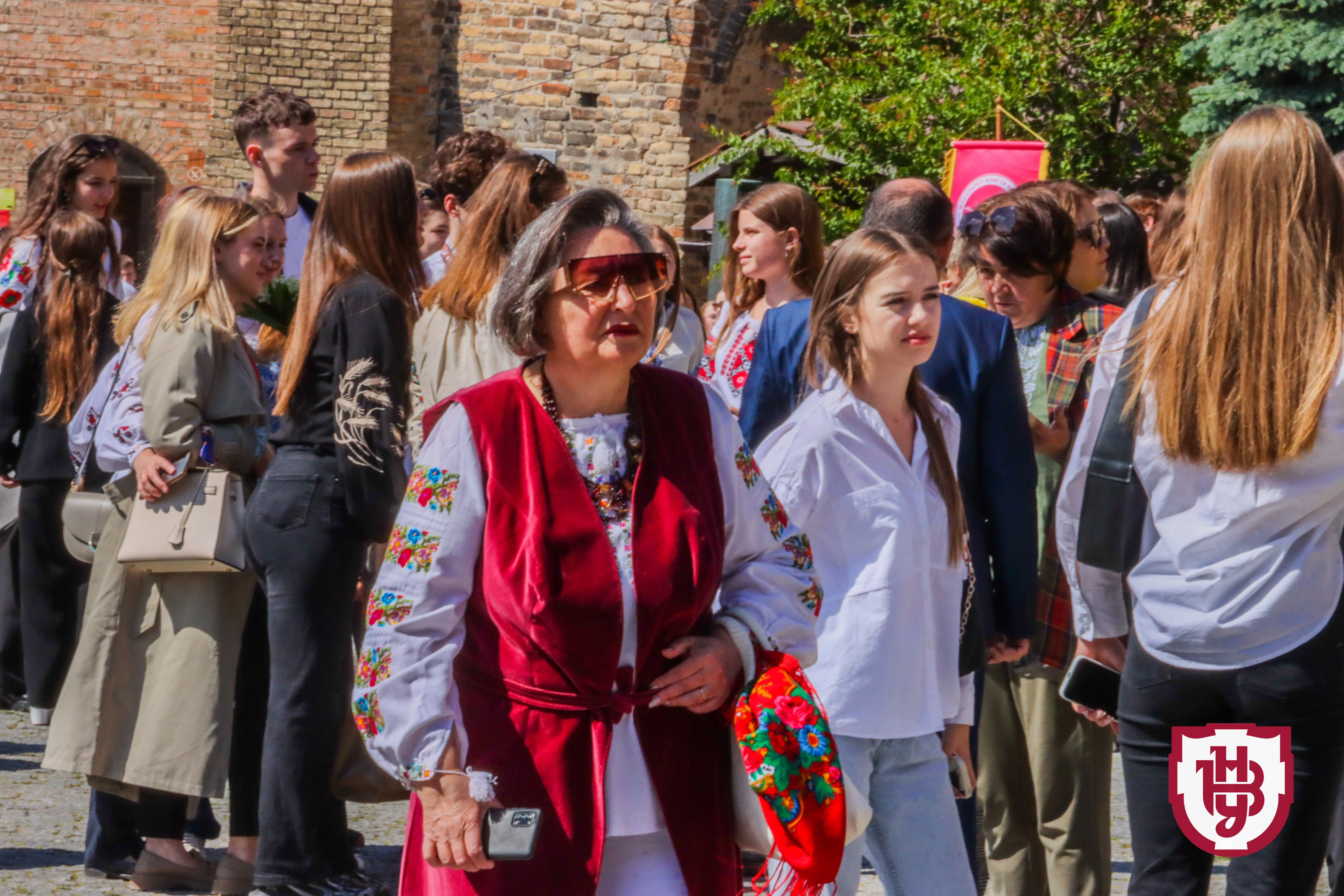 Аукціон, фотосесії та флешмоби: Лесині люди відзначили день вишиванки у замку Любарта