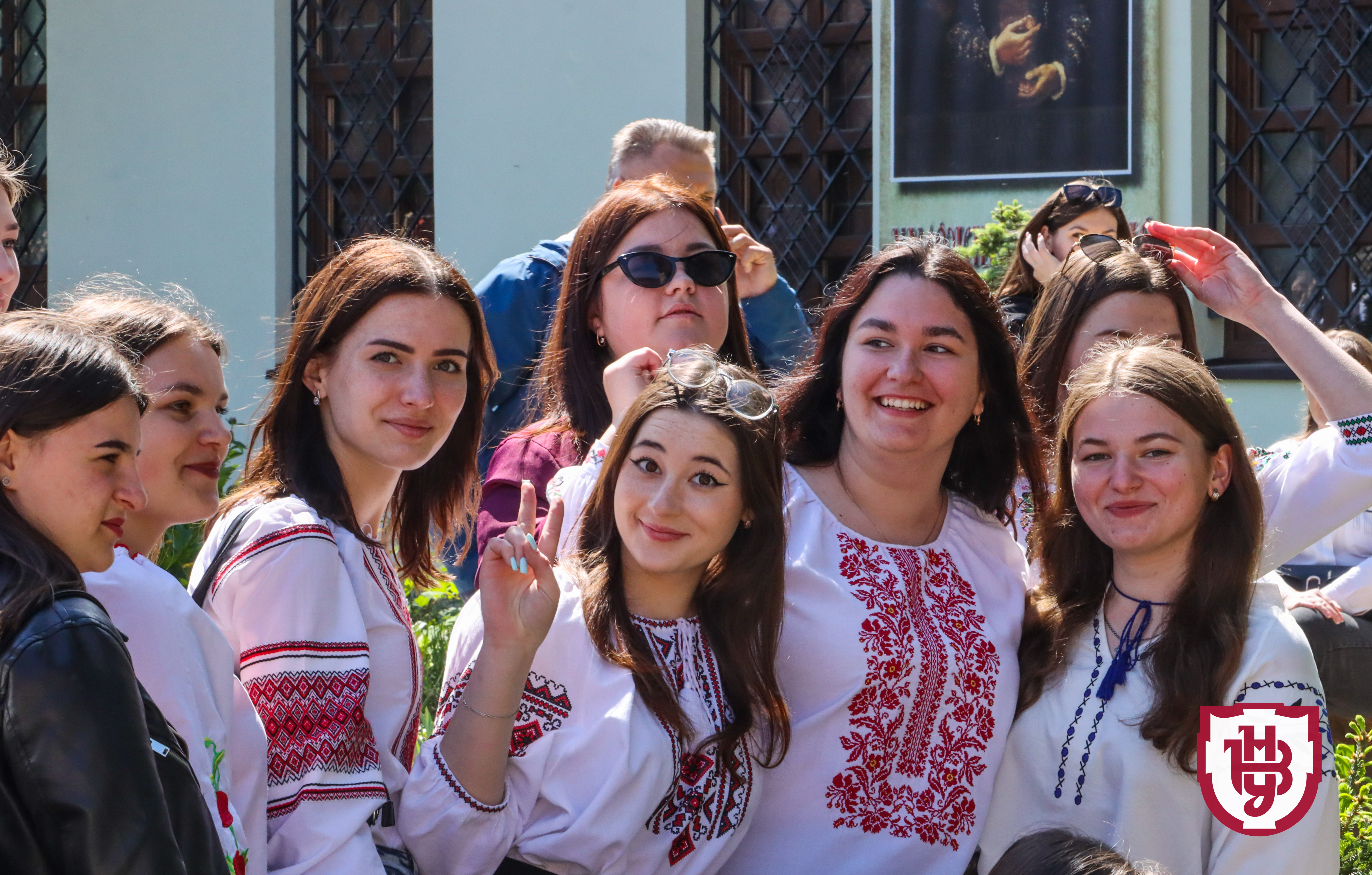 Аукціон, фотосесії та флешмоби: Лесині люди відзначили день вишиванки у замку Любарта