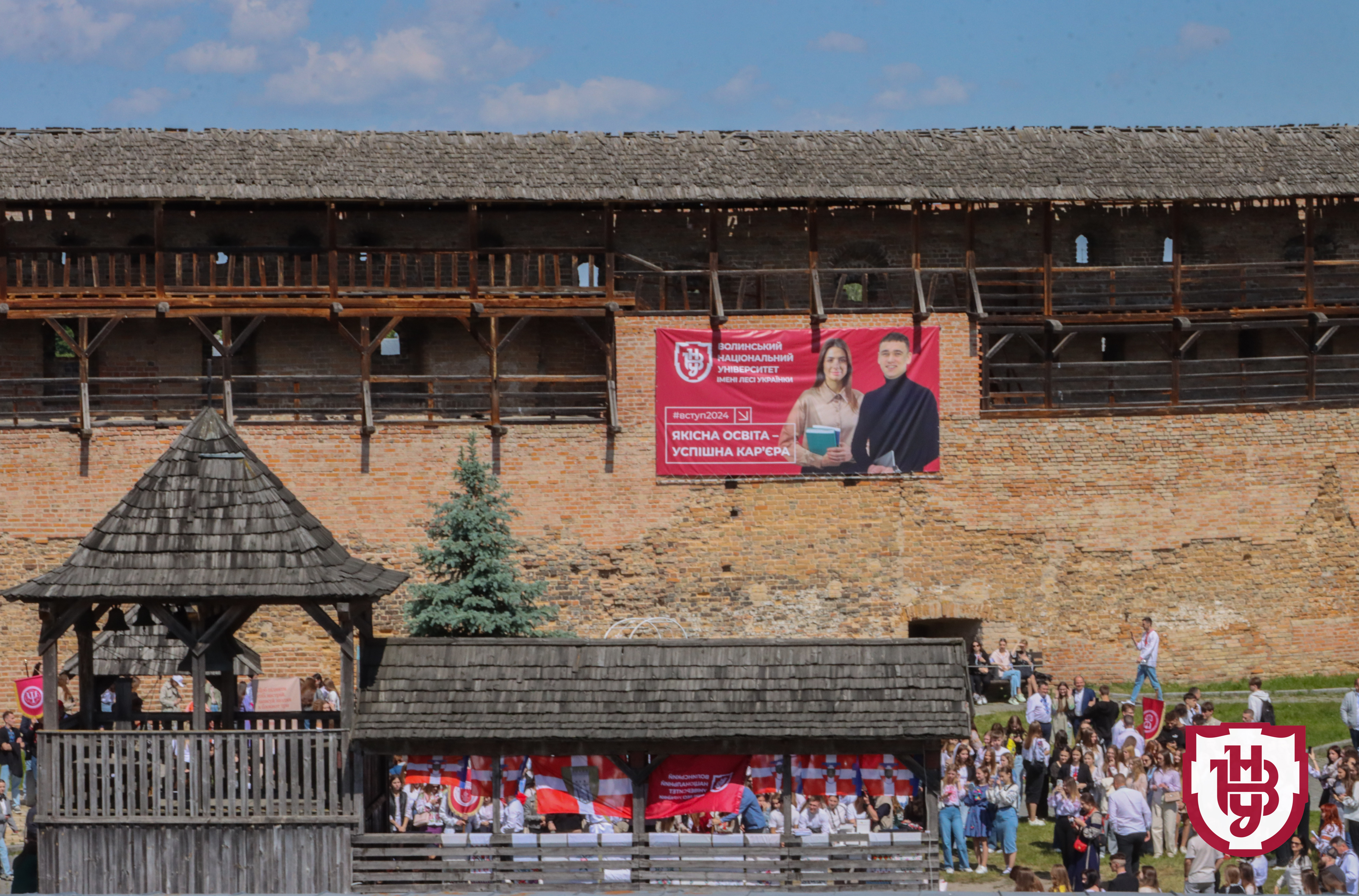Аукціон, фотосесії та флешмоби: Лесині люди відзначили день вишиванки у замку Любарта