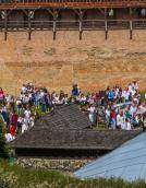 Аукціон, фотосесії та флешмоби: Лесині люди відзначили день вишиванки у замку Любарта