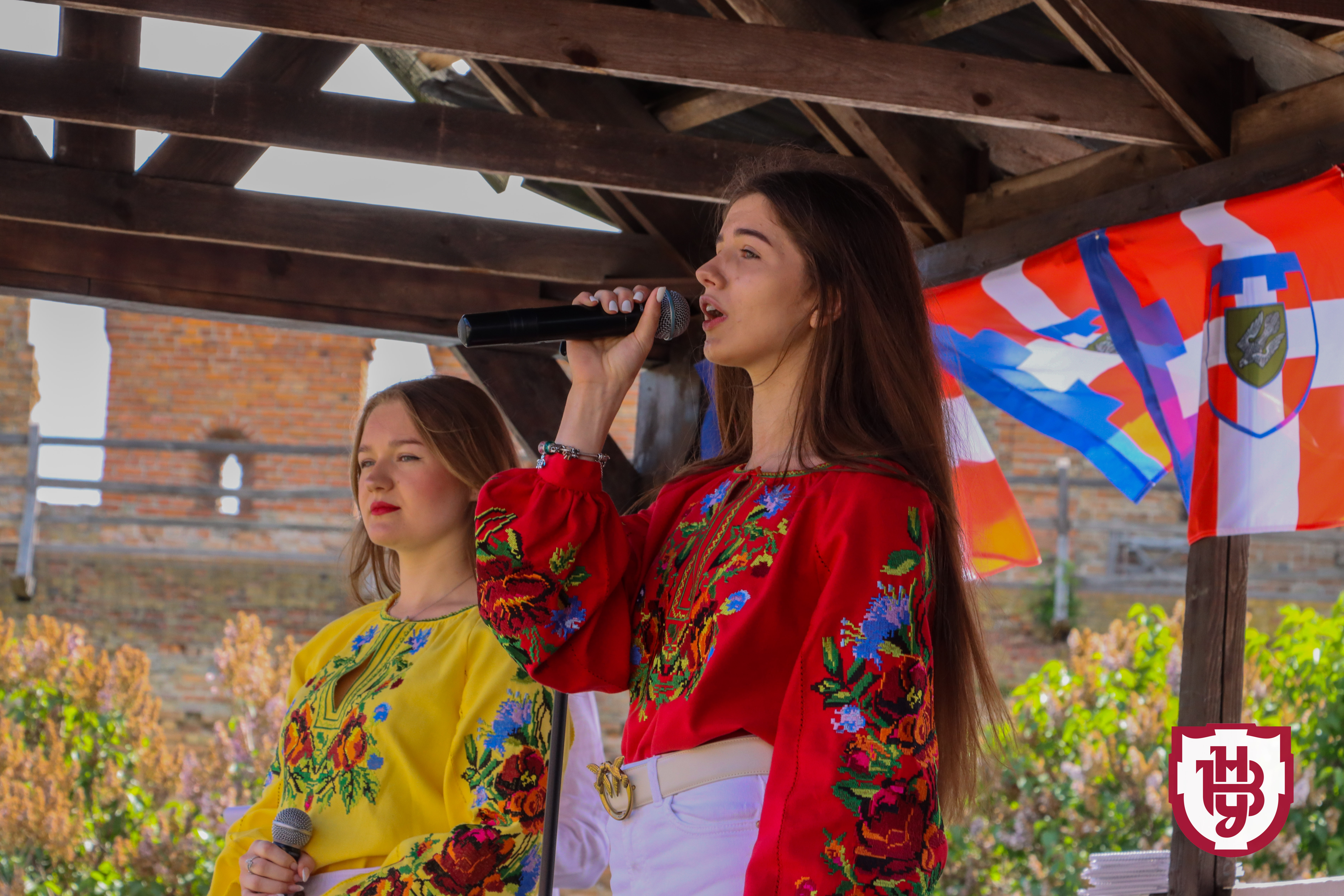 Аукціон, фотосесії та флешмоби: Лесині люди відзначили день вишиванки у замку Любарта