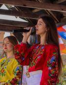 Аукціон, фотосесії та флешмоби: Лесині люди відзначили день вишиванки у замку Любарта