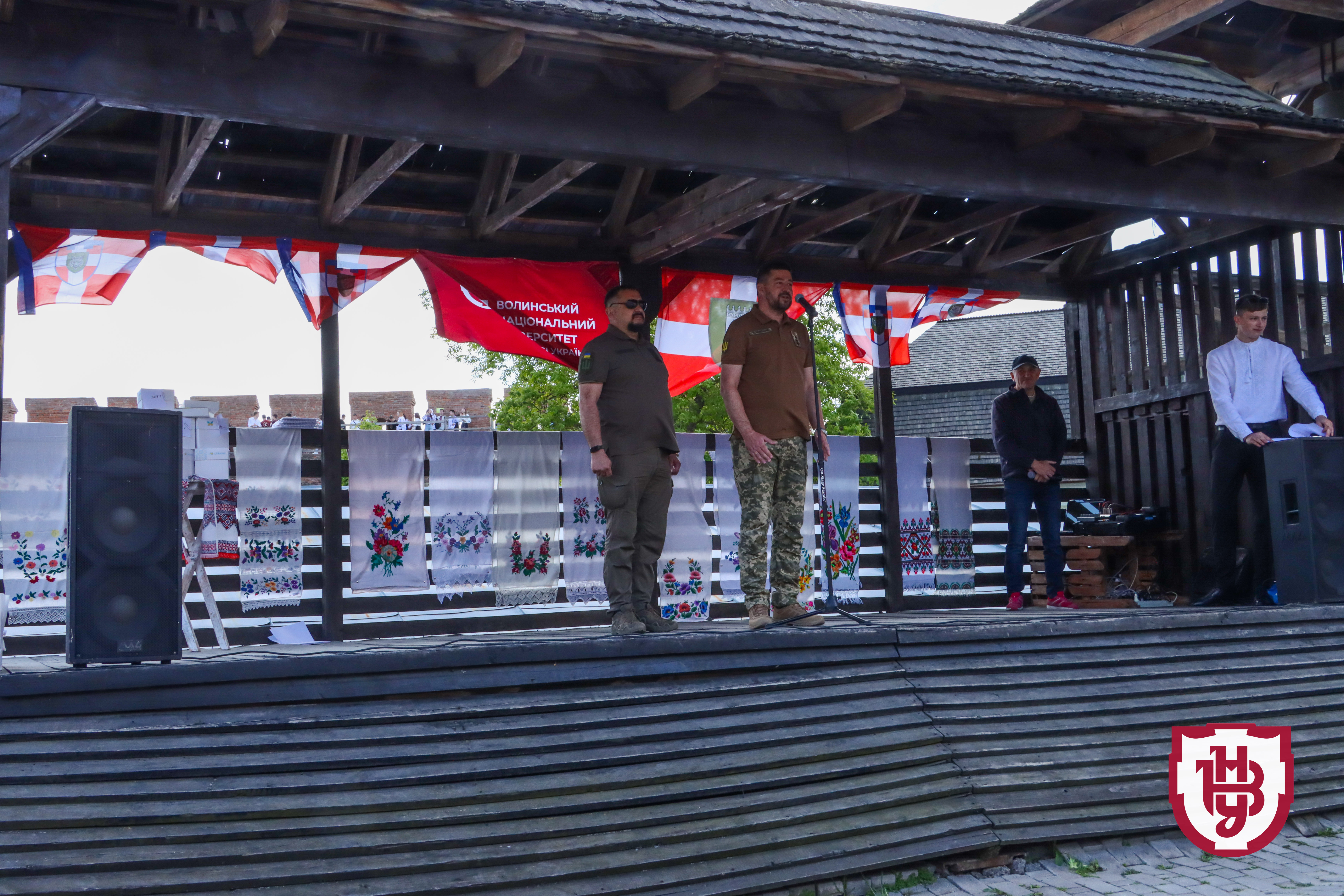 Аукціон, фотосесії та флешмоби: Лесині люди відзначили день вишиванки у замку Любарта