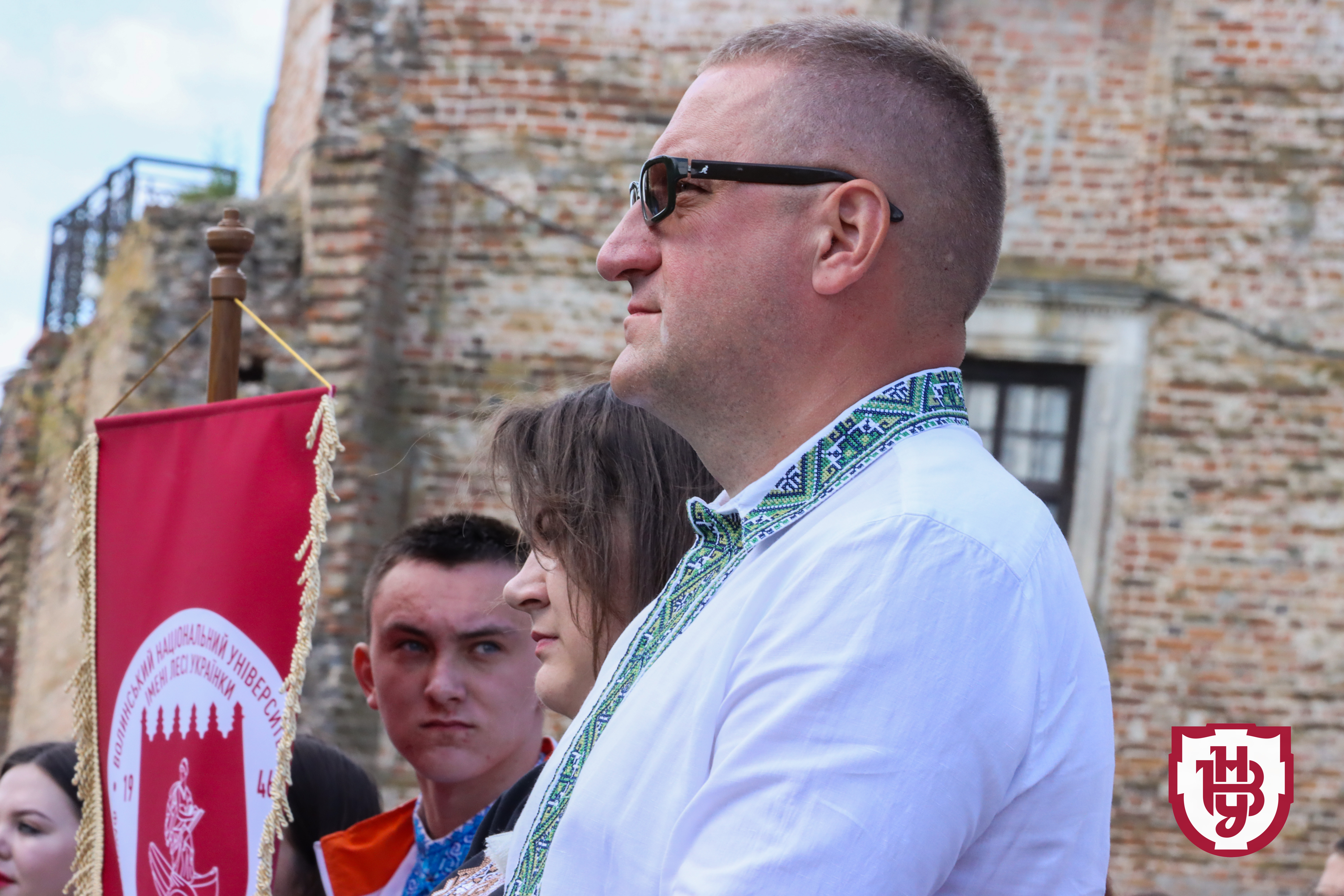 Аукціон, фотосесії та флешмоби: Лесині люди відзначили день вишиванки у замку Любарта