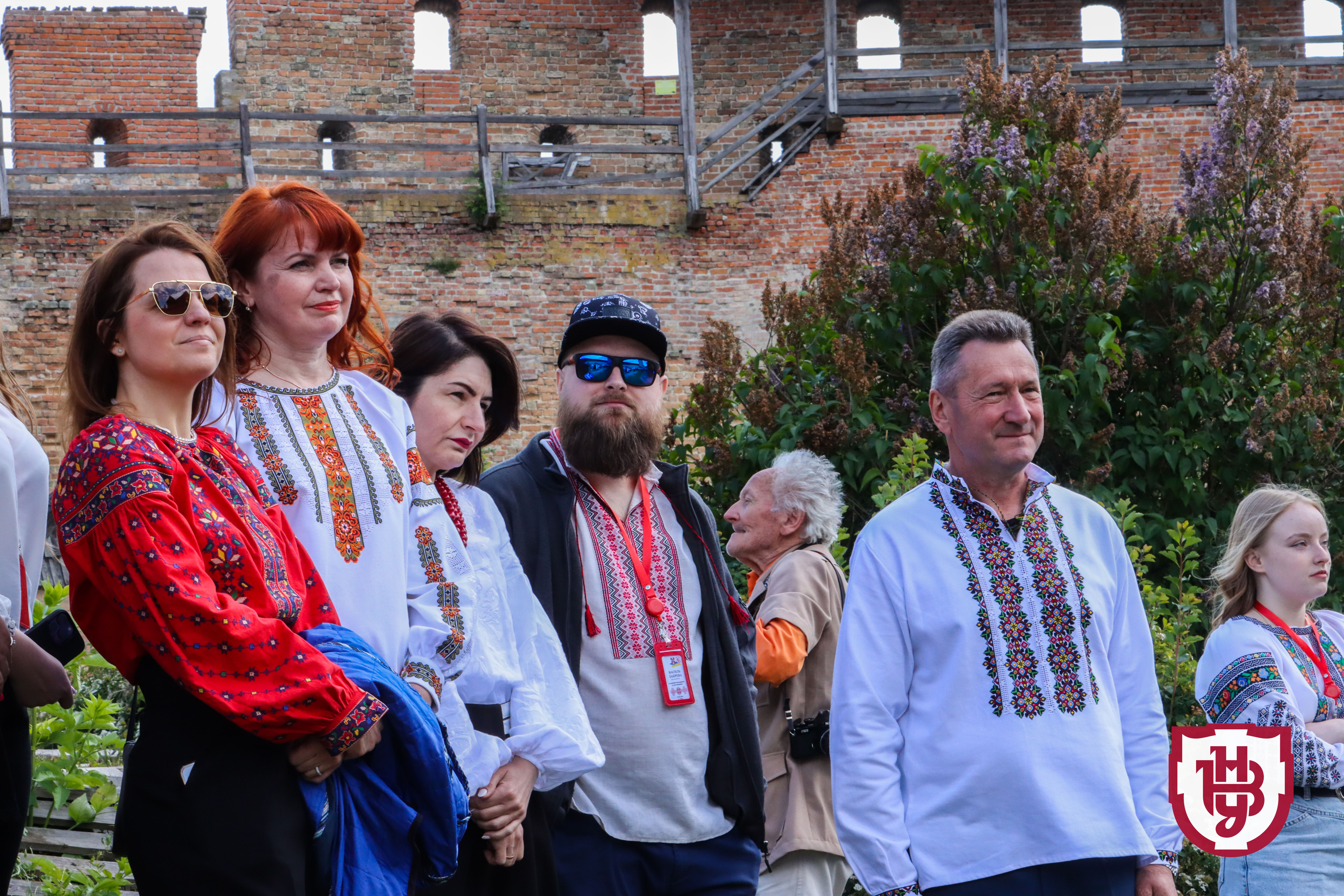 Аукціон, фотосесії та флешмоби: Лесині люди відзначили день вишиванки у замку Любарта