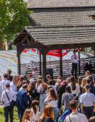 Аукціон, фотосесії та флешмоби: Лесині люди відзначили день вишиванки у замку Любарта