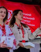 Аукціон, фотосесії та флешмоби: Лесині люди відзначили день вишиванки у замку Любарта