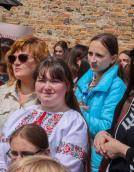 Аукціон, фотосесії та флешмоби: Лесині люди відзначили день вишиванки у замку Любарта