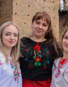 Аукціон, фотосесії та флешмоби: Лесині люди відзначили день вишиванки у замку Любарта