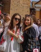 Аукціон, фотосесії та флешмоби: Лесині люди відзначили день вишиванки у замку Любарта