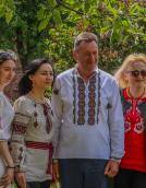 Аукціон, фотосесії та флешмоби: Лесині люди відзначили день вишиванки у замку Любарта