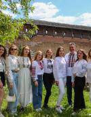 Аукціон, фотосесії та флешмоби: Лесині люди відзначили день вишиванки у замку Любарта