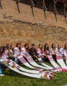 Аукціон, фотосесії та флешмоби: Лесині люди відзначили день вишиванки у замку Любарта