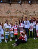 Аукціон, фотосесії та флешмоби: Лесині люди відзначили день вишиванки у замку Любарта