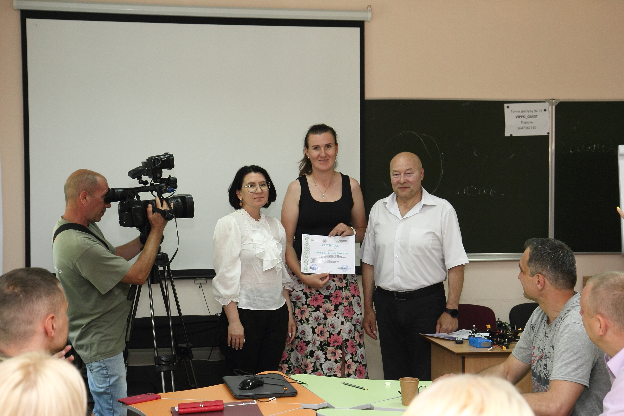 Волинський національний університет імені Лесі Українки та Волинський інститут післядипломної педагогічної освіти організували низку тренінгів-семінарів для психологів, які працюють із військовослужбовцями ЗСУ. Наразі навчання завершили дві групи психологів, які надають психологічну підтримку захисникам і захисницям 100 омбр. Тренінги-семінари сприяють формуванню резильєнтності, стресостійкості та психологічного злагодження, а також пошуку ресурсів для відновлення. Зрештою, психологам вручали сертифікати про завершення навчання. Ректор ВНУ імені Лесі Українки Анатолій Цьось відзначив те, що наш ЗВО має добре налагоджену співпрацю і зі 100 обмр, і з ВІППО. Анатолій Васильович зауважив, що Університет усіляко сприяє наближенню перемоги, зокрема реалізовуючи з іншими установами й організаціями проєкти, які допомагають соціальній адаптації та ментальному здоров’ю наших захисників і захисниць. Проректорка з навчально-виховної роботи та комунікації Наталія Благовірна подякувала всім причетним за організацію такої ініціативи. За її словами, з 2014 року зростає суспільний запит на психологів і кафедра практичної психології та психодіагностики має великий практичний досвід у співпраці з військовослужбовцями. Також в Університеті діє «Ветеранський простір ++». Доцент кафедри практичної психології та психодіагностики Антоній Мельник, який працює з військовими з 2014 року, висловив сподівання, що такі навчання будуть не разовою акцією. «Я хотів би подякувати організаторам за довіру співпрацювати з колегами-психологами. Спасибі учасникам тренінгу за активність. Було відчутно, що ви хотіли отримати знання: не лише теорію, а те, що треба реально, аби допомагати військовим», – розповів він. Ректор Волинського інституту післядипломної педагогічної освіти Петро Олешко зауважив, що колективи інституту та нашого ЗВО спільно організували низку волонтерських ініціатив: «Сьогодні новий напрям роботи – спільні сертифікати для військових за програмою підвищення професійної спроможності груп психологічного супроводу військовослужбовців. С