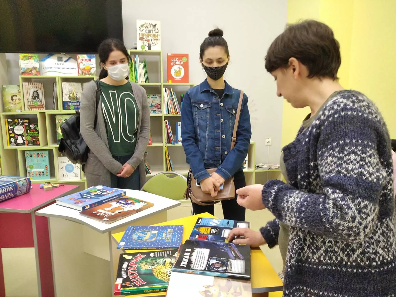 Навчальні заняття для студентів видавничої справи та редагування в бібліотеці-студії