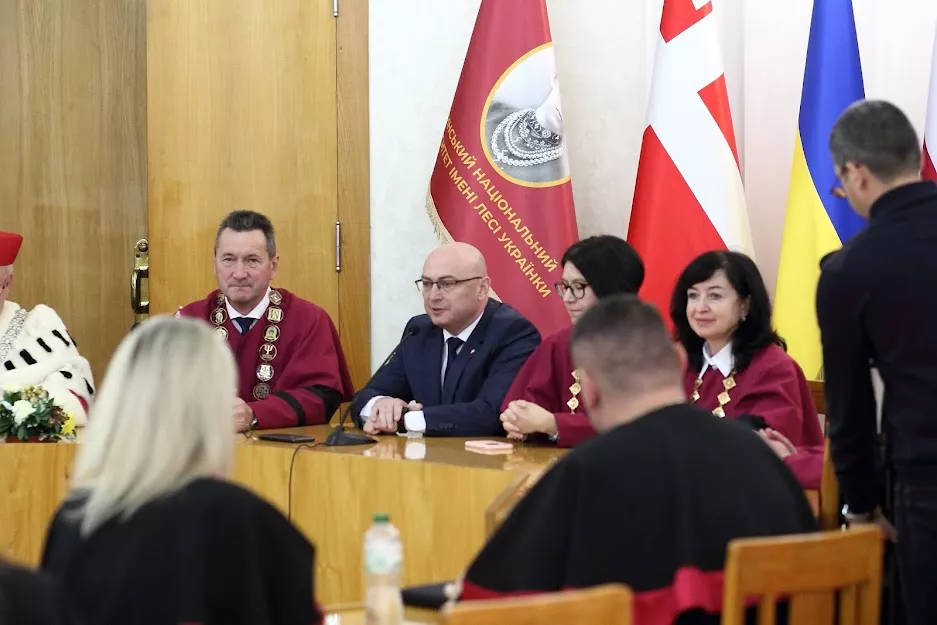 Студентам Університету вручили дипломи магістрів за програмою «Подвійний диплом»