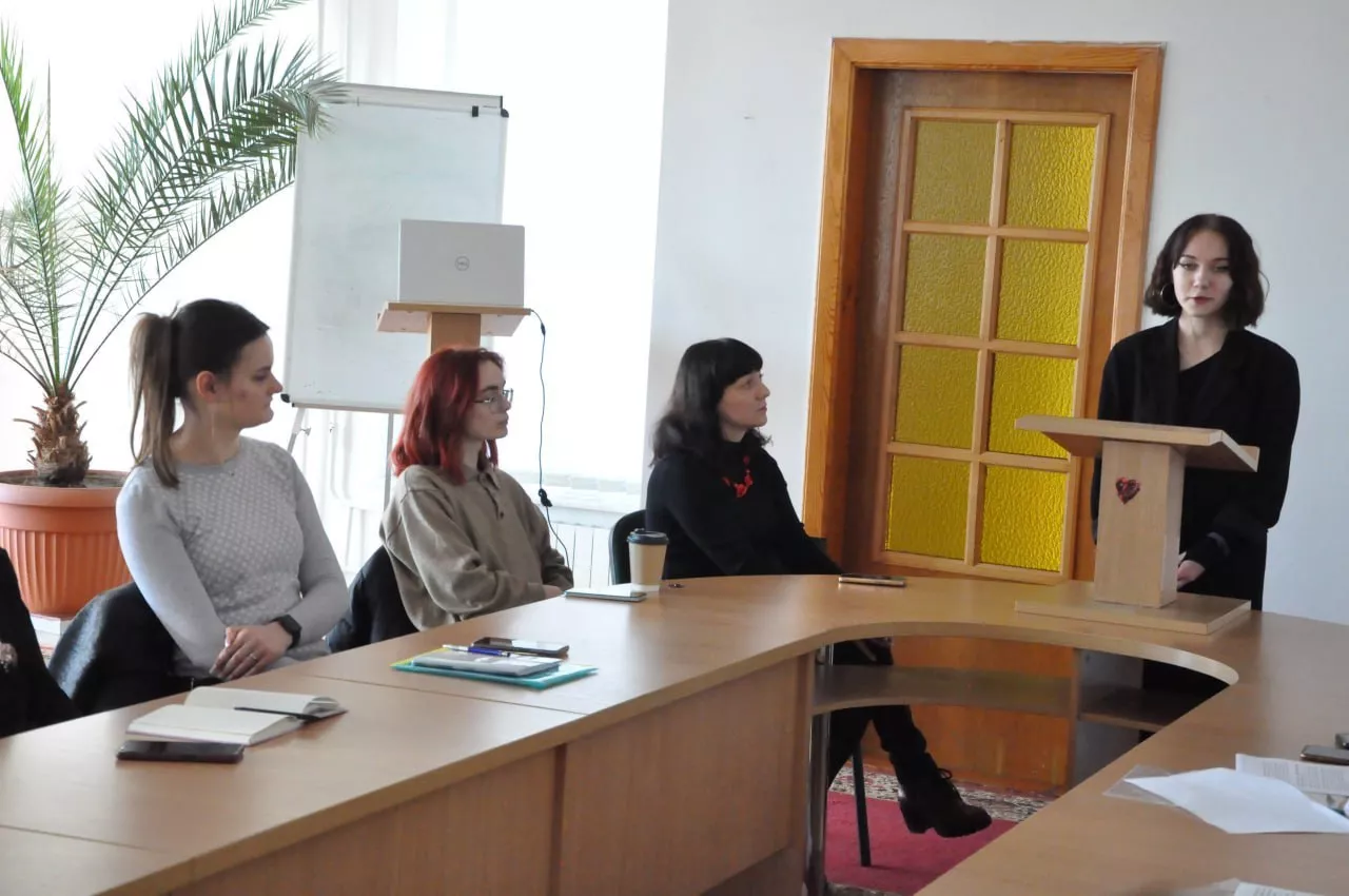 круглий стіл