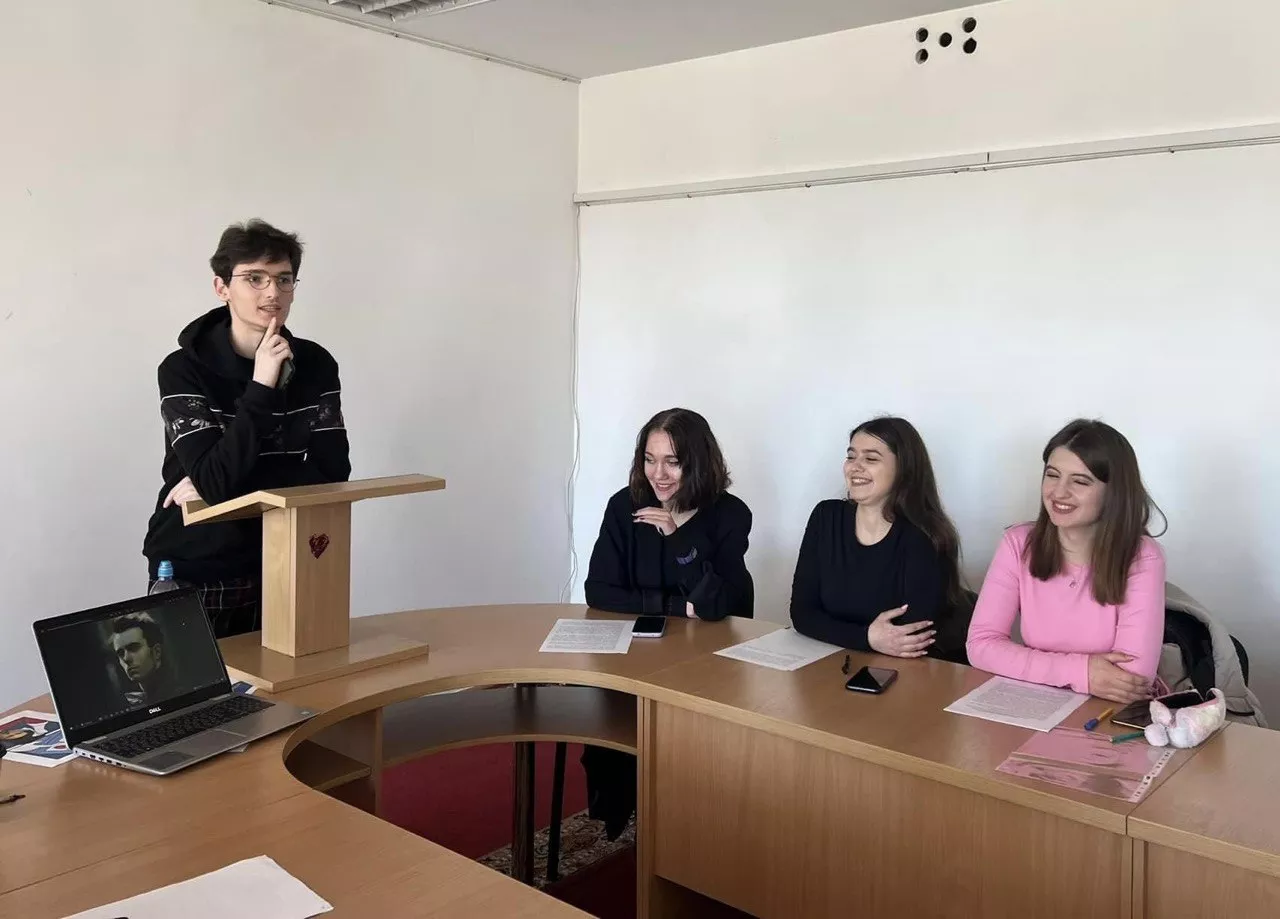 круглий стіл