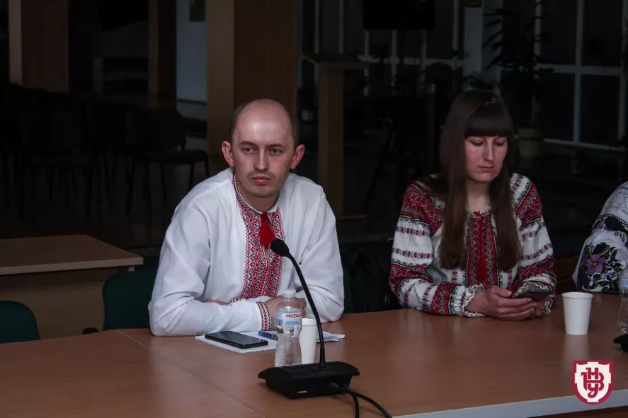 круглий стіл