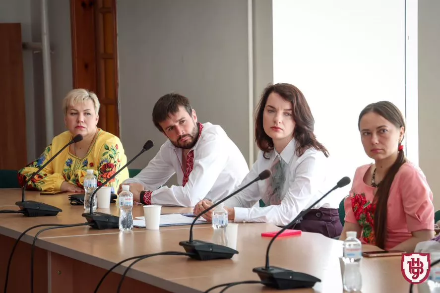 круглий стіл