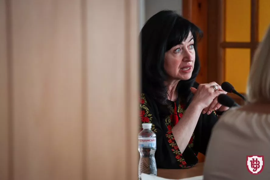 круглий стіл