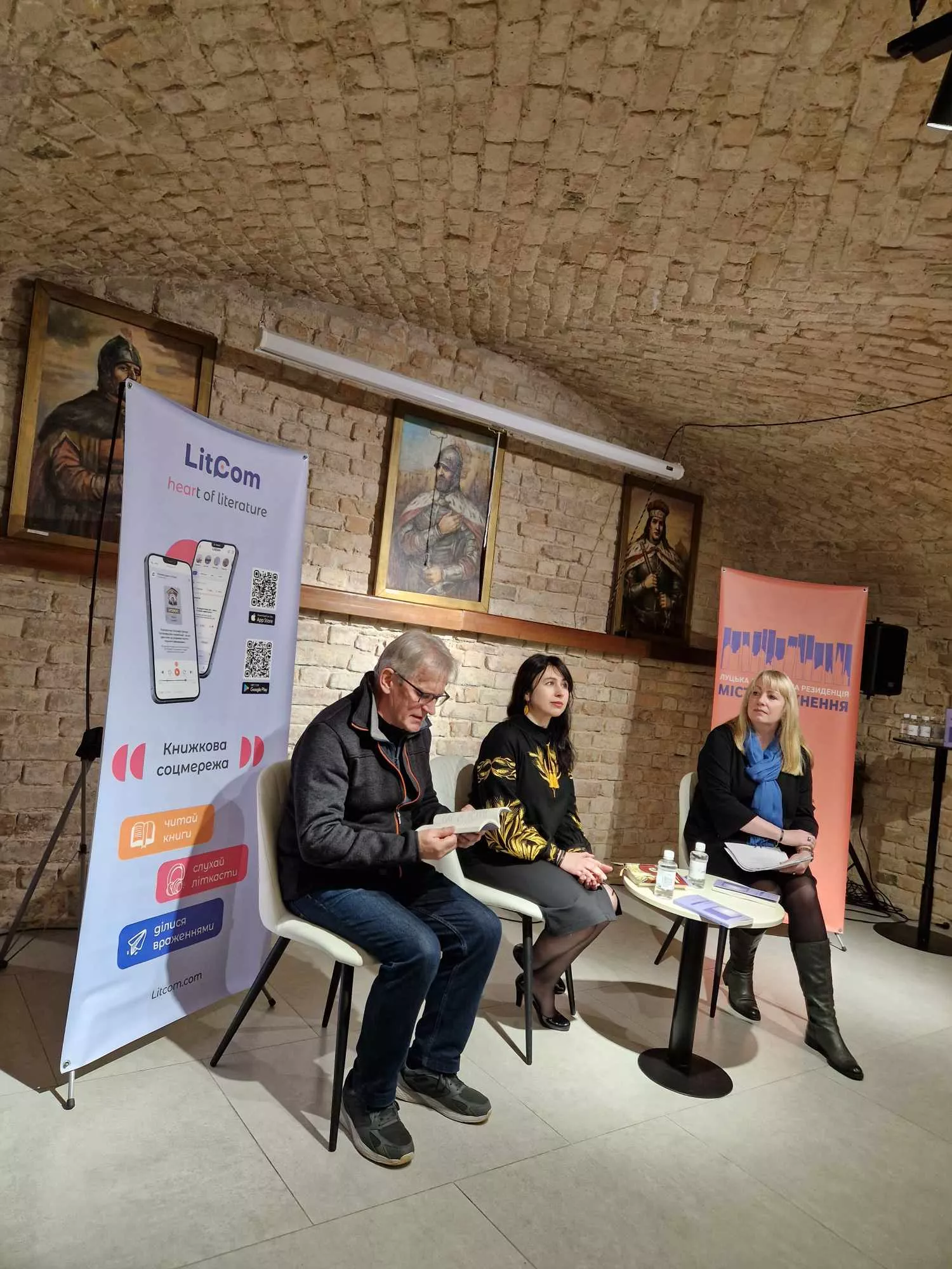 «Nie zabrałam ze sobą radości»: презентація двомовної поетичної збірки