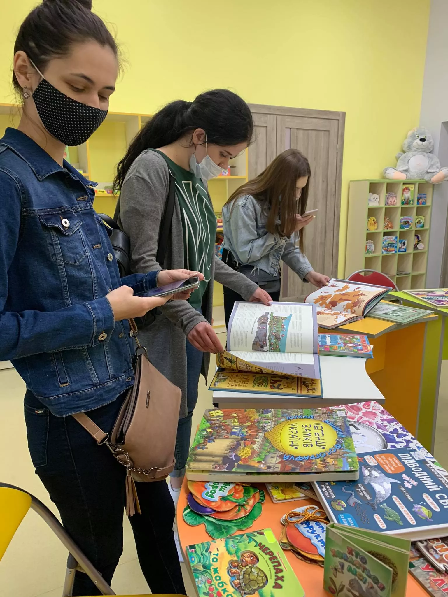 Навчальні заняття для студентів видавничої справи та редагування в бібліотеці-студії