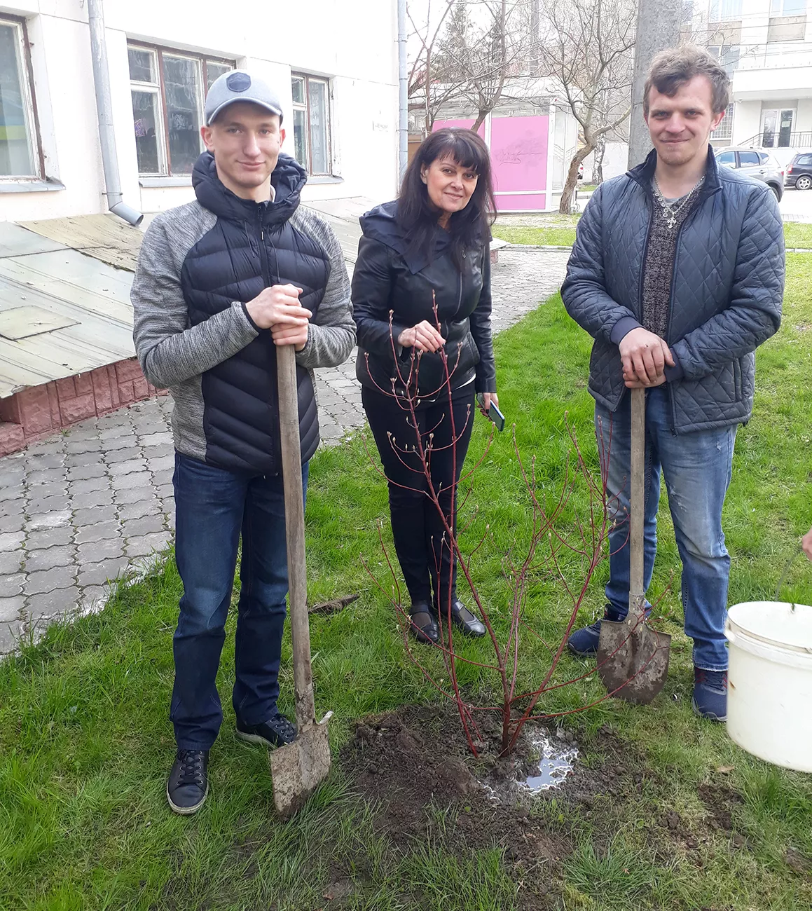 Студенти та викладачі факультету економіки та управління озеленили територію поблизу свого корпусу